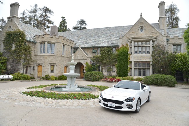 Biasanya pesta digelar di rumah Hugh Hefner bersama para model Playboy dan tamu VIP. Foto: Getty Images