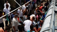 Warga tengah antre untuk mendapatkan air di Canovanas, Puerto Riko. 
