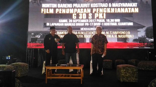 Divif-1 Kostrad Nobar Film G30S PKI Bersama Warga Depok