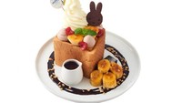 Kalau ini namanya Double-Take Salted Caramel Cake. Berupa honey toast yang diberi pisang, es krim hingga saus cokelat.