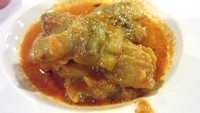 Siapa yang menolak kelezatan gulai tunjang khas Minang ini. Anda bisa mencoba di hampir semua rumah makan Minang, akan tetapi yang bisa Anda coba di Sari Ratu. Gulai tunjang atau kikil dengan paduan kuah kental makin sedap dimakan dengan nasi hangat! Foto: Istimewa