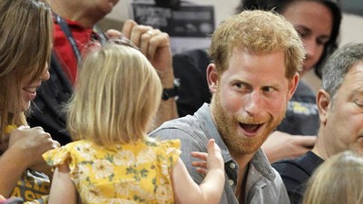 Reaksi Tak Terduga Pangeran Harry Saat Popcorn Dicuri Bocah
