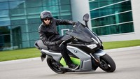Untuk pasar Amerika, skuter listrik itu dijual seharga US$ 13.750 atau sekitar Rp 183 juta. Foto: pool (motorcycle)