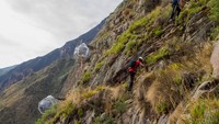 Sensasi menginap ini dibandrol dengan harga mulai dari Rp 4,1 juta untuk tidur dua hari satu malam (Dok. Skylodge Adventure Suites/Facebook)