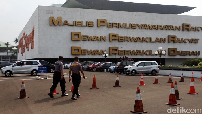Jelang aksi 299, Polri melakukan persiapan pengamanan di gedung DPR, Kamis (28/9/2017). Personel hingga water cannon disiagakan.