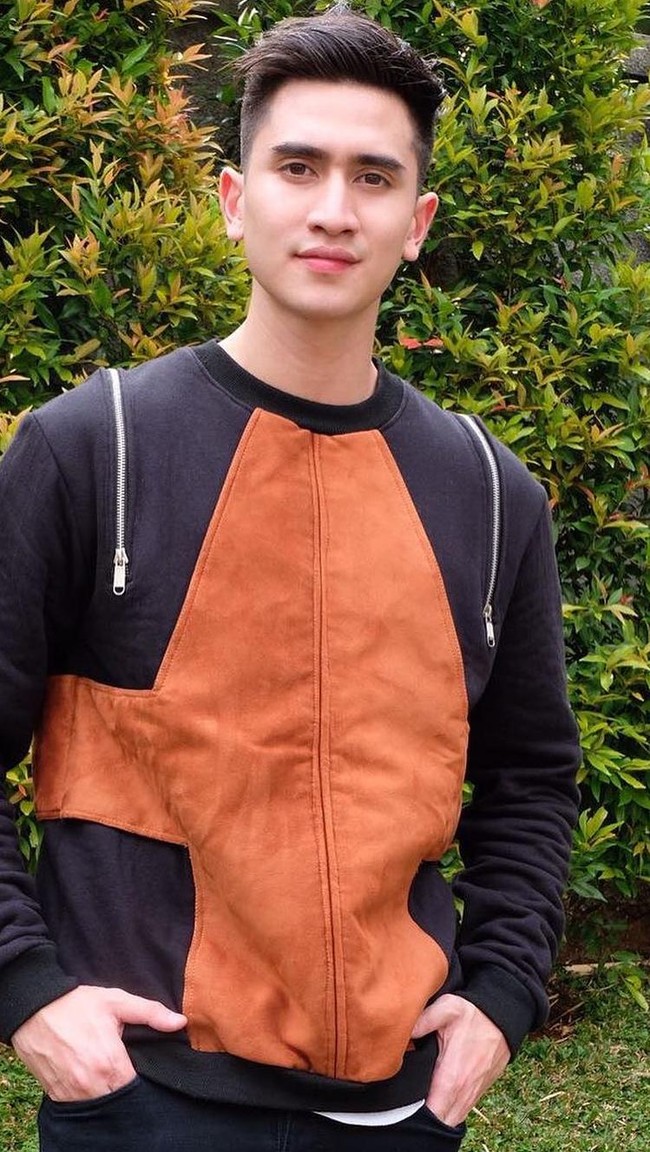 Menjadi anak dari artis Venna Melinda membantu Verrell Bramasta memulai karier di dunia hiburan. Namun pada akhirnya kesuksesannya diraihnya sendiri melalui sinetron dan film yang dibintanginya. Salah satu sinetronnya yang mampu mencuri perhatian penonton adalah 7 Manusia Harimau New Generation. Foto: Instagram