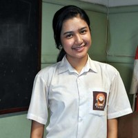 Penyanyi dan pesinetron Mikha Tambayong terlihat imut saat mengenakan baju sekolah. Foto: Istimewa