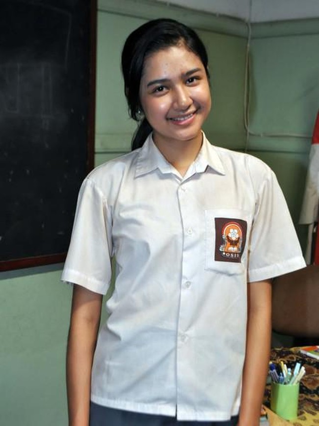 Penyanyi dan pesinetron Mikha Tambayong terlihat imut saat mengenakan baju sekolah. Foto: Istimewa