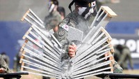 Anggota Komando Perang Khusus memberikan demonstrasi keterampilan mereka dalam seni bela diri tradisional Korea taekwondo.