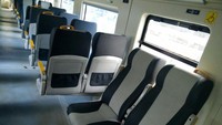 Para penumpang pun dapat duduk dengan nyaman sampai tiba di Bandara Soekarno Hatta dengan ruang yang cukup dan juga dilengkapi dengan pendingin ruangan. (Djoko Setijowarno/MTI).