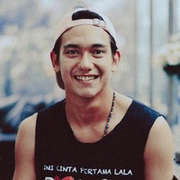 Adipati Doken dikenal lewat perannya sebagai Virgo di sinetron berjudul Kepongpong. Kini aktor 26 tahun itu lebih dikenal sebagai bintang layar lebar. Lebih dari 20 judul film telah dibintanginya. Aktingnya di film Perahu Kertas termasuk yang mencuri perhatian penonton. Foto: Instagram