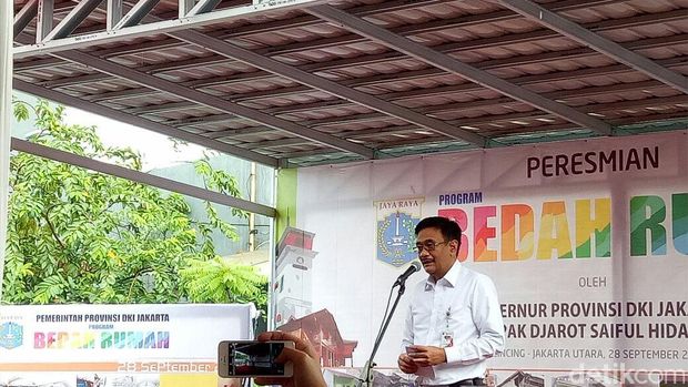 Gubernur DKI Djarot S Hidayat menyerahkan kunci 67 rumah hasil bedah ke warga Cilincing.
