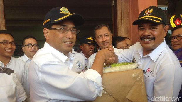 Menhub Budi Karya mengunjungi pos pengungsi Gunung Agung, Bali.