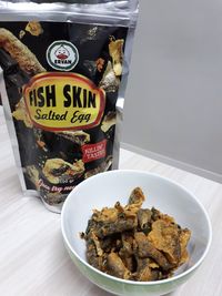 Kriuk! Renyah Gurih Kulit Ikan Goreng Berbalut Bumbu Telur Asin