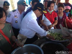 Menhub Beri Bantuan dan Bungkuskan Nasi untuk Pengungsi Gunung Agung