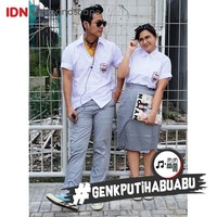 Putri Titian kini berusia 26 tahun dan telah menjadi seorang ibu. Meskipun begitu, istri Junior Liem ini memiliki wajah imut dan baby face sehingga masih cocok jika berpakaian seragam sekolah. Foto: Instagram