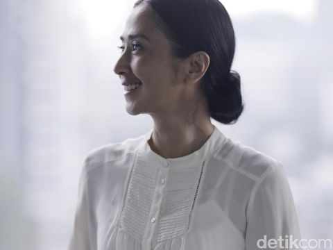 Ayu Laksmi Bersinar di Usia Matang