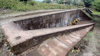 Dinding benteng tampak berlumut.