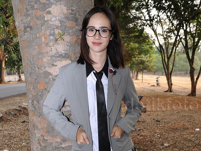 Mantan kekasih Joshua Suherman, Pamela Bowie juga masih cocok dan terlihat cantik saat mengenakan seragam sekolah meskipun telah berusia 24 tahun.Foto: Istimewa