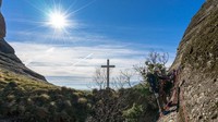 Puncak batu pasirnya jadi destinasi favorit para pemanjat tebing dan hikers. Yang paling populer adalah Via Ferrata di The Great Saint di Meteora (Alesha Bradford/CNN)