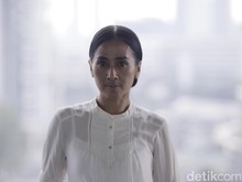 Ayu Laksmi Lantunkan Genjer-genjer di Film Kupu-kupu Kertas Ayu Laksmi Lantunkan Genjer-genjer di Film Kupu-kupu Kertas