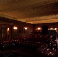 Ini adalah teater atau ruang film. Ruangan ini juga berfungsi sebagai lounge, di mana para tamu bisa bersantai sambil nonton film setelah makan malam. Biasanya hanya teman dan keluarga yang bisa masuk ke sini. Foto: Istimewa