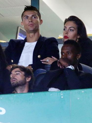 Cristiano Ronaldo Hadiahi Kekasihnya Cincin Mewah Seharga 3 Mobil Alphard