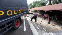 Sejumlah polisi membuat tenda pengamanan.