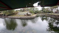 Area benteng juga dilengkapi dengan kolam.