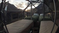 Ukuran Skylodge Adventure Suites yakni panjangnya 7 meter dan lebar serta tingginya mencapai 2 meter. Bahannya terbuat dari besi, polikarbonat dan dilengkapi ventilasi (Dok. Skylodge Adventure Suites/Facebook)