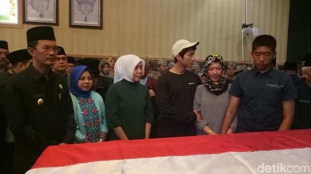 Dibalut Bendera Merah Putih, Jenazah Romi Herton Tiba di Balai Kota
