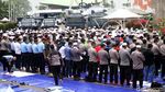 Khusyuknya Salat Jumat Polisi dan Peserta Aksi 299