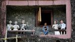 Foto: Tradisi Ganti Baju Jenazah Orang Toraja