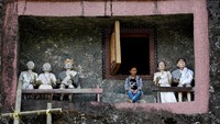 Setelah itu, makam akan dihiasi dengan boneka pahat yang berwajah mirip dengan jenazah. Boneka ini jadi pengingat wajah leluhur untuk anak cucu mereka (Darren Whiteside/Reuters)