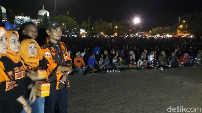 Ribuan Warga Brebes Nonton Bareng Film G30S di Alun-alun
