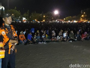 Ribuan Warga Brebes Nonton Bareng Film G30S di Alun-alun