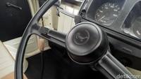 Masuk ke interior keunikan ada pada jok mobil yang terlihat memiliki desain moderen, lalu dilengkapi juga mulai dari stir, speedometer dan lainnya masih sangat jadul, tentu belum ada fitur hiburan di mobil pikap ini. Honda TN series disokong mesin dua silinder dengan kapasitas mesin 354 cc, yang diadopsi dari motor Honda CB450. Mobil ini memiliki wheelbase 2.000 mm, panjang 2.990 mm, lebar 1.295 mm, tinggi 1.590 mm, dengan bobot hanya 500 kg.