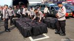 Polisi Bertameng dan Bersenjata Laras Panjang Siap Amankan Aksi 299