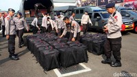 Polisi menyiapkan perlengkapan pengamanan aksi.