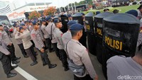Polisi bertameng juga diturunkan untuk mengamankan aksi.