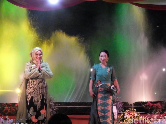 Dalam balutan yang tak meninggalkan motif tradisional batik Betawi seperti ondel-ondel, tanjidor, dan ikon monas ini, Batik Jakarta tampak cantik dengan pendar warna dan beberapa corak cerah. Foto: Anggi Mayasari/Wolipop