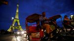Cantiknya Menara Eiffel Berwarna-warni, Dalam Rangka Apa?