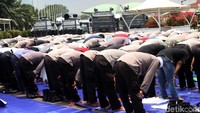 Salat Jumat digelar di depan water cannon dan baracuda yang disiagakan di gedung DPR.