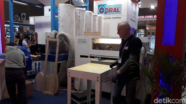 Mesin Ini Bisa Produksi 150 Lemari Dalam Sehari