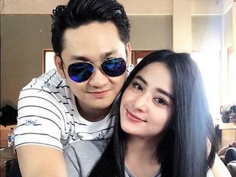 Angga Wijaya Janjikan Kesetiaan pada Dewi Persik Angga Wijaya Janjikan Kesetiaan pada Dewi Persik