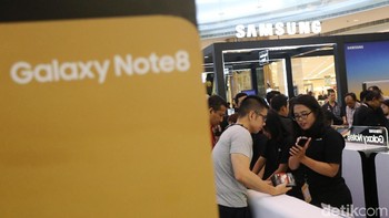 Para pembeli ramai-ramai mengantre flagship termahal dari Samsung ini. Foto: Ari Saputra/detikINET