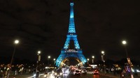 Selain dihiasi lampu, Menara Eiffel juga jadi lebih hidup dengan hiburan musik dari berbagai genre (Foto: Ludovic Marin/AFP)