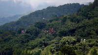 Ritual Ma Nene adalah tradisi orang Toraja sejak jaman dahulu. Para keluarga akan mengunjungi makam anggota keluarga yang sudah almarhum, membersihkan jenazah mereka dan mengisi peti mati dengan barang-barang pribadi (Darren Whiteside/Reuters)
