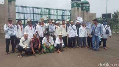 Massa Aksi 299 Menunggu Salat Jumat di Depan Gedung DPR