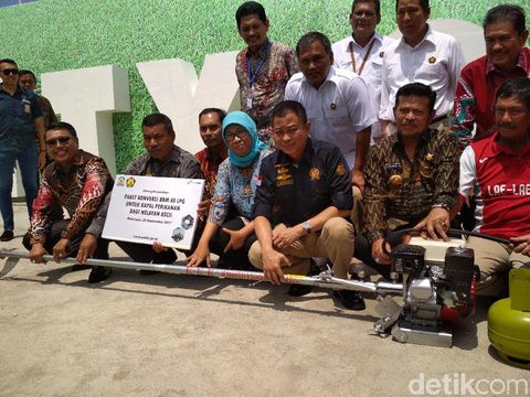 Menteri ESDM Ignasius Jonan bagi-bagi konverter kit ke nelayan di Sulsel